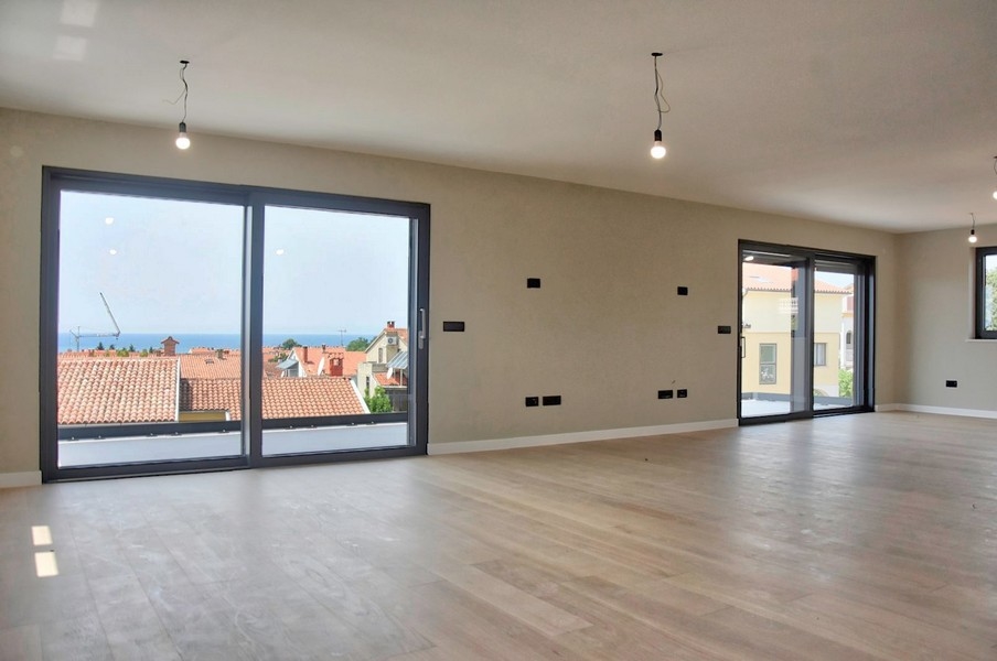 Grand intérieur non meublé d'un penthouse à vendre en Istrie avec vue mer par de grandes fenêtres.