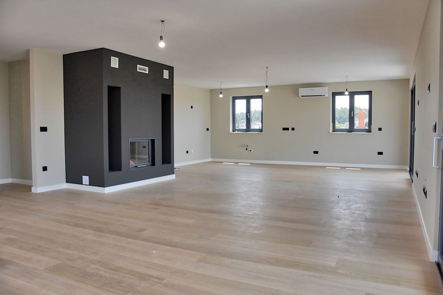 Salon contemporain dans un penthouse à vendre en Istrie, avec cheminée et vue mer.