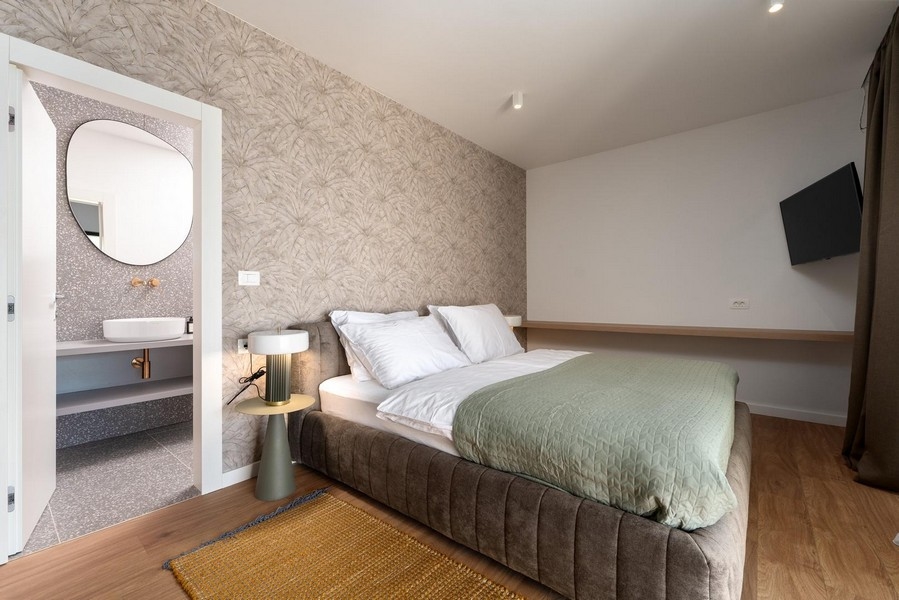 Chambre avec dressing attenant dans un appartement de luxe en Istrie, aménagée de façon moderne et élégante
