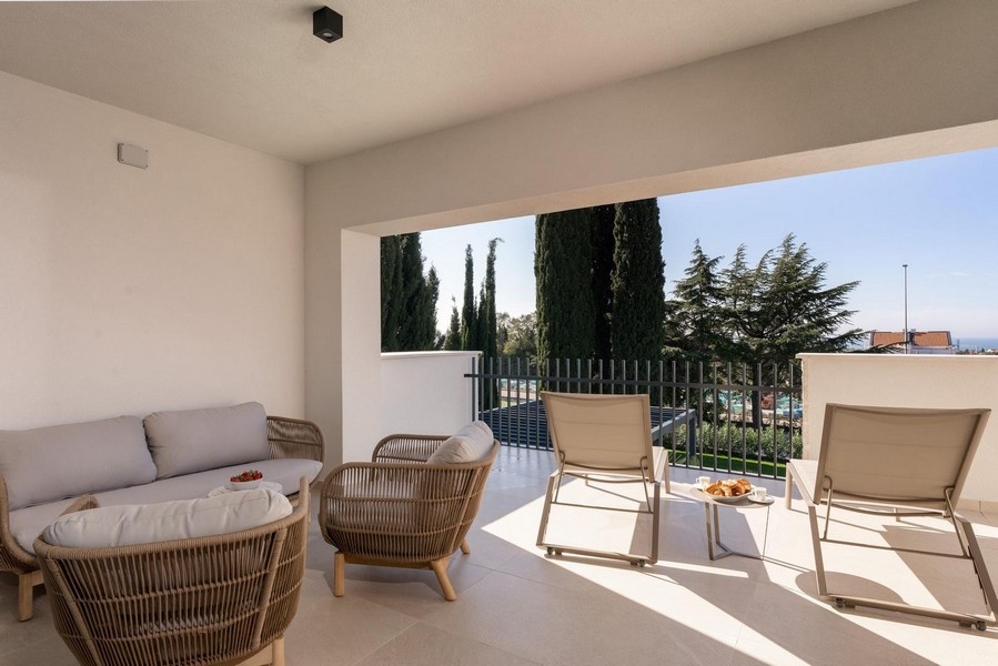 Espace de détente sur la terrasse d'un appartement de luxe en Istrie avec vue mer et sièges confortables