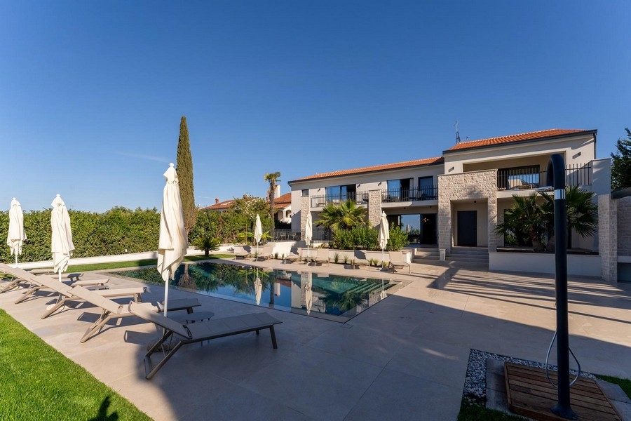 Propriété luxueuse en Istrie avec grande piscine extérieure, chaises longues et jardin entretenu