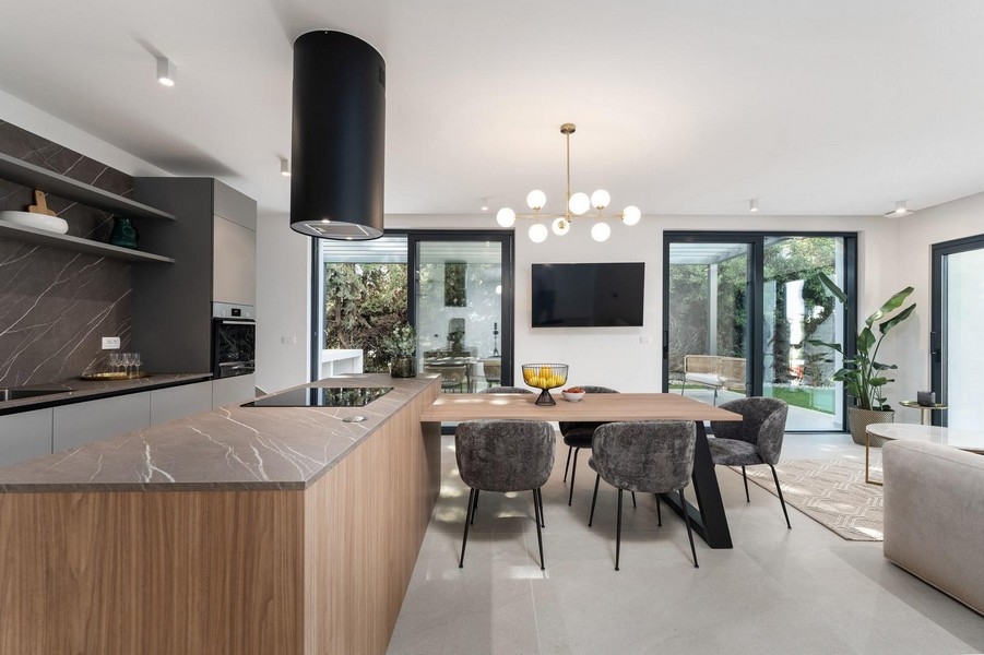 Spacieux séjour et coin repas dans un appartement de luxe en Istrie avec cuisine ouverte et design moderne