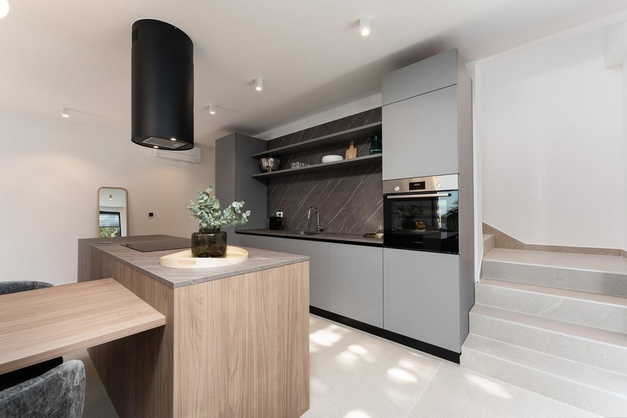 Cuisine moderne avec îlot central et appareils encastrés haut de gamme dans un appartement de luxe en Istrie