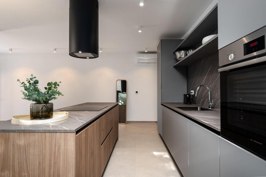 Vue de détail de la cuisine d'un appartement de luxe en Istrie avec finitions élégantes et équipement moderne