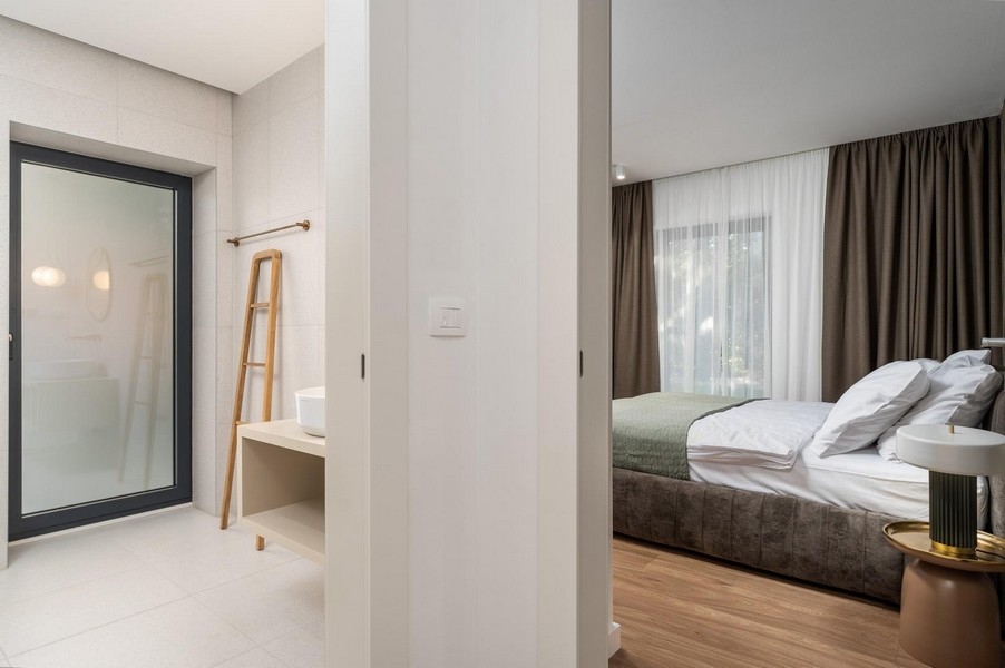 Chambre agréable dans un appartement de luxe en Istrie avec accès direct à la salle de bains et intérieur moderne