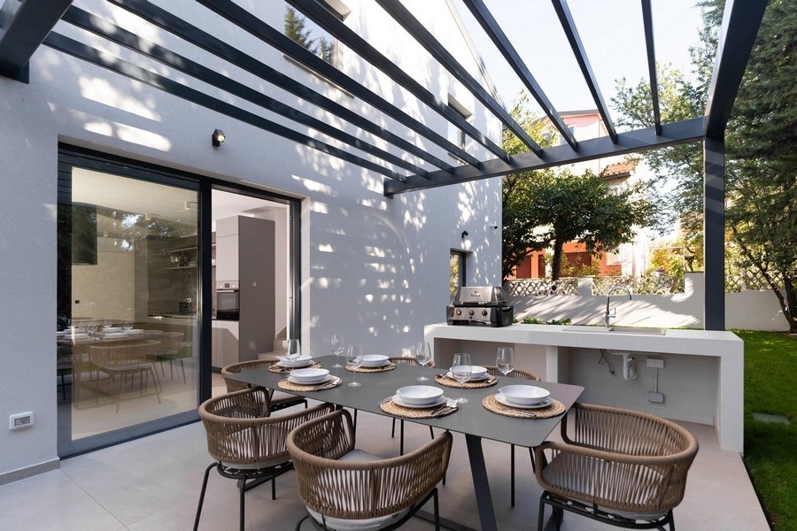 Terrasse couverte d'un appartement de luxe en Istrie avec cuisine d'été et coin repas en plein air
