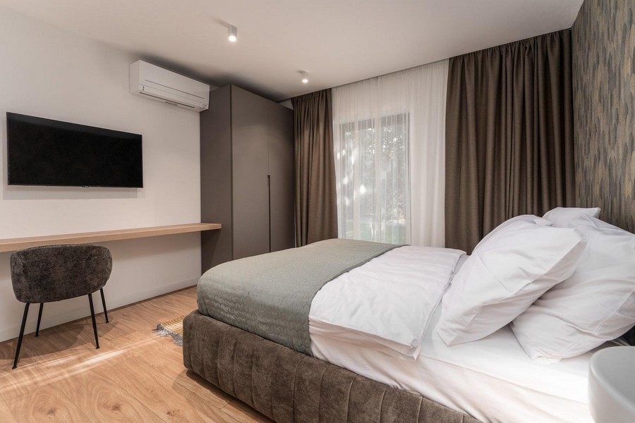 Chambre dans un appartement de luxe en Istrie avec éclairage discret et design élégant