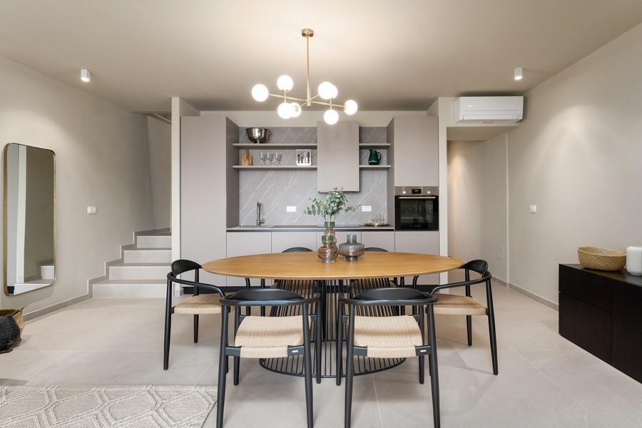 Spacieux coin repas dans un appartement de luxe moderne en Istrie