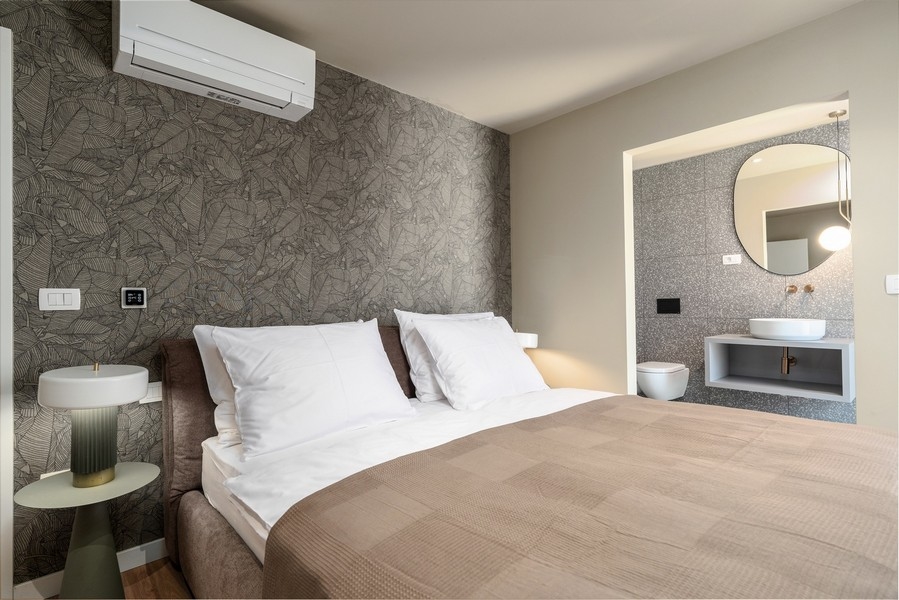 Chambre dans un appartement de luxe en Istrie avec mur design et intérieur moderne