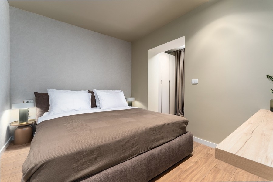 Chambre lumineuse dans un bien en Istrie avec grand lit et design moderne