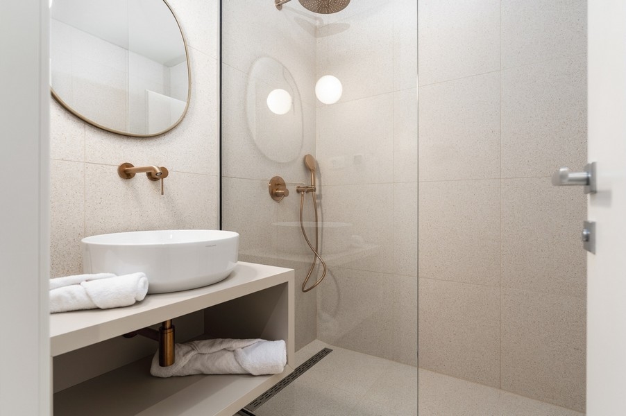 Élégante salle de bains avec robinetterie moderne dans un bien de luxe en Istrie
