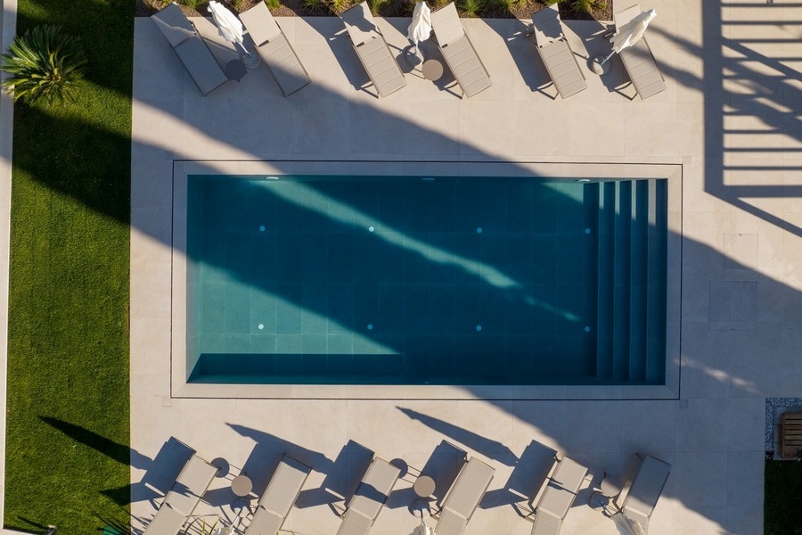 Vue aérienne de la piscine commune près d'un bien de luxe en Istrie