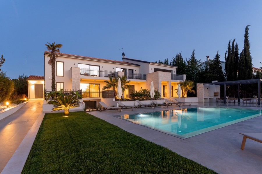 Éclairage du soir des appartements de luxe avec piscine en Istrie