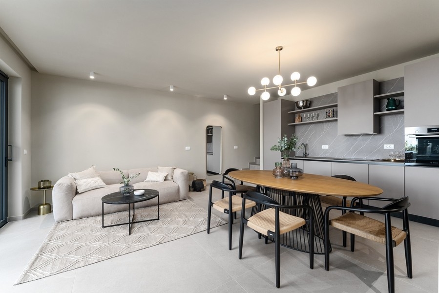 Salon et coin repas modernes dans un appartement de luxe en Istrie
