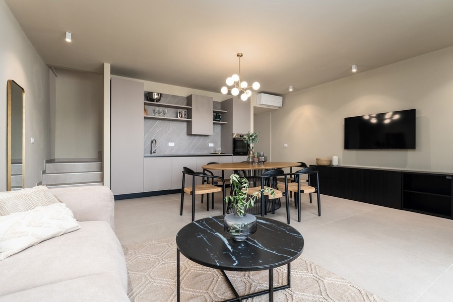 Salon moderne avec cuisine dans un appartement de luxe en Istrie