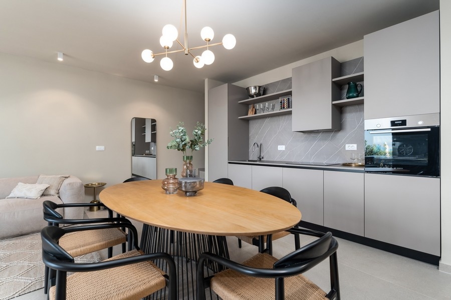 Séjour et coin repas ouverts avec accès à la terrasse en Istrie