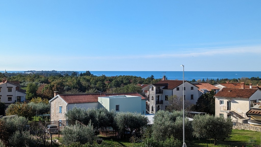 Vue sur le paysage idyllique de l'Istrie avec la mer à l'arrière-plan, depuis un appartement de luxe