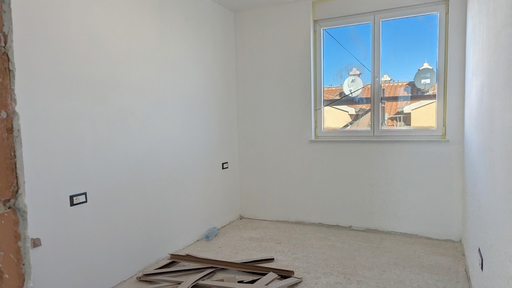 Petite pièce avec une fenêtre donnant sur des bâtiments historiques, dans un appartement exclusif en Istrie