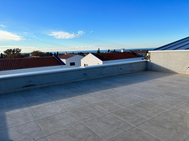 Toit-terrasse d'un appartement à Porec avec vue sur la mer et les environs, biens immobiliers Porec