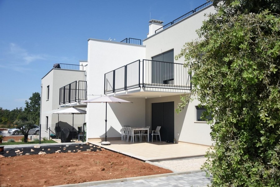 Résidence blanche moderne à Porec avec terrasses et espaces verts, biens immobiliers proposés en Istrie