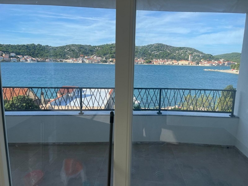 Terrasse avec vue mer et garde-corps de balcon
