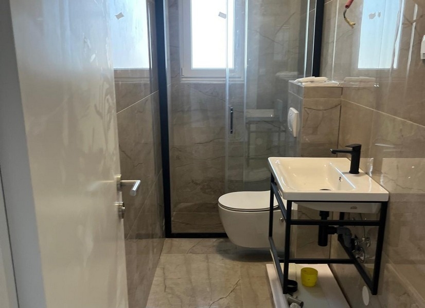 Salle de bains avec douche moderne et lavabo