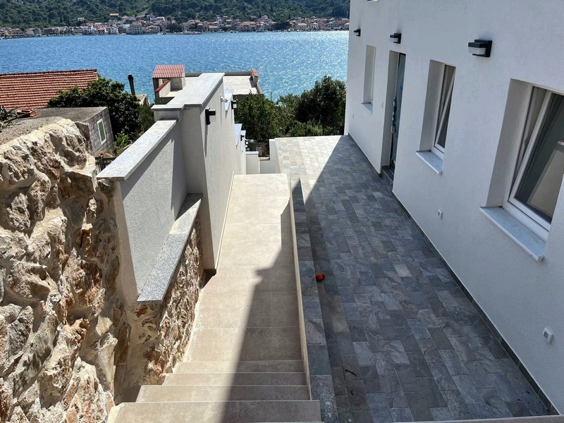 Escalier extérieur le long du mur de la maison avec vue sur la baie