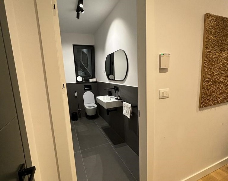 Salle de bains moderne avec carrelage gris et miroir, bien à vendre à Rijeka, Croatie.