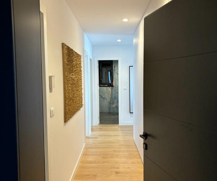 Couloir dans un appartement avec parquet et un mur d'art, à vendre à Rijeka, Croatie.