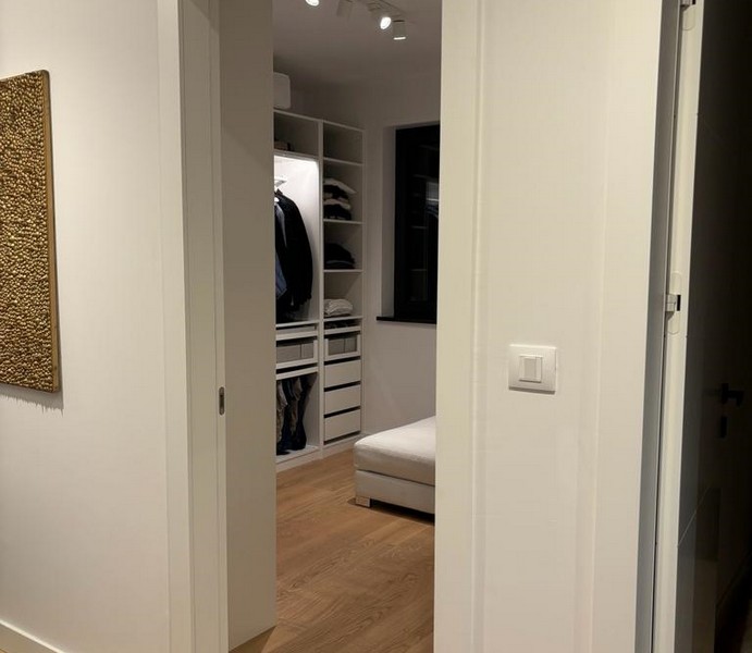 Vue sur un dressing depuis un couloir, dans un appartement à Rijeka, Croatie, à vendre.