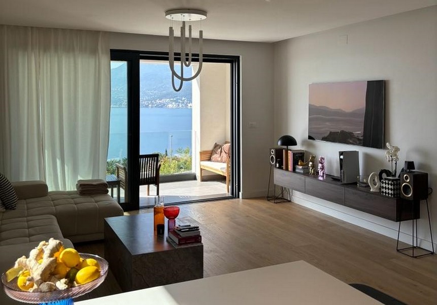 Salon avec canapé, table à manger et accès à la terrasse avec vue mer, à Rijeka, Croatie, à vendre.