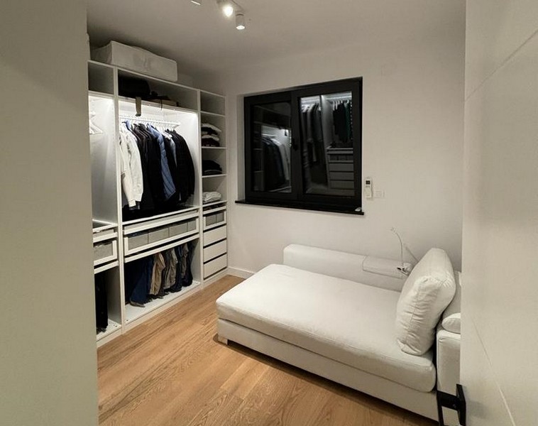 Chambre d'amis compacte avec canapé-lit blanc et armoire intégrée, bien à Rijeka, Croatie.