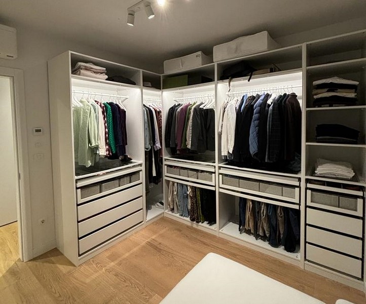 Spacieux dressing avec étagères et tiroirs, dans un appartement à Rijeka, Croatie, à vendre.