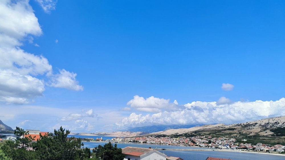 Appartement moderne en étage supérieur avec grande terrasse à vendre à Pag, Croatie