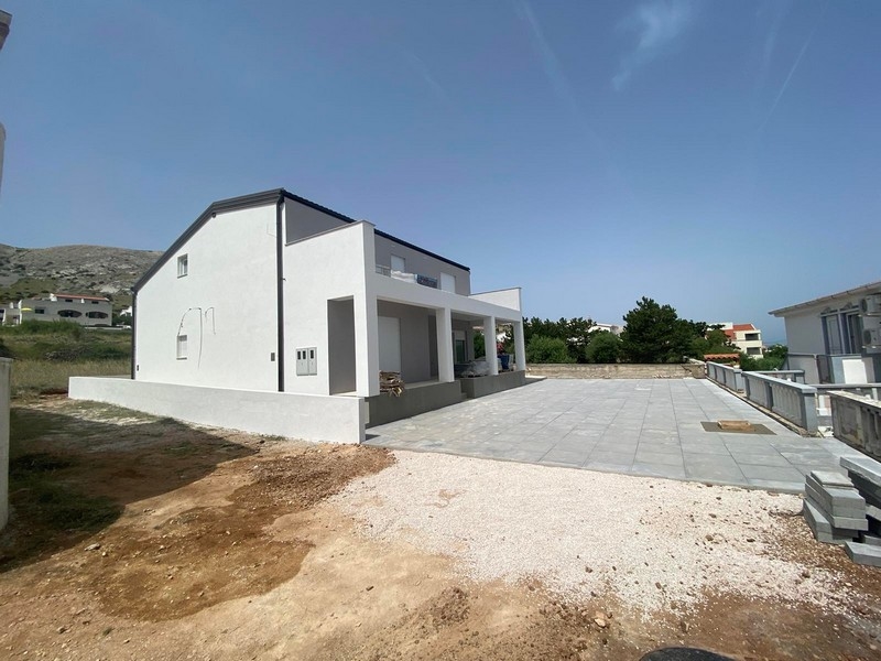 Vue latérale de l'appartement blanc en étage supérieur à vendre à Pag, Croatie