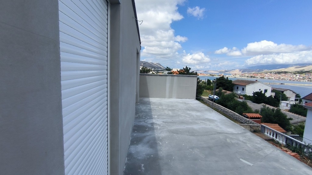 Toit-terrasse avec vue sur le village