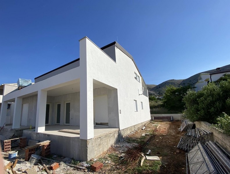 Vue extérieure de l'immeuble neuf avec terrasse couverte