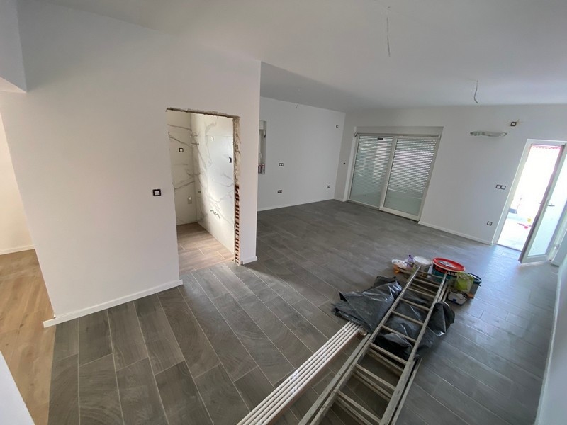 Séjour vide avec sol carrelé gris dans l'appartement à vendre à Pag, Croatie