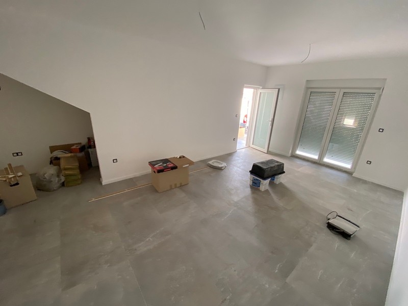 Petit balcon d'un appartement à vendre à Pag, Croatie, avec vue sur les environs