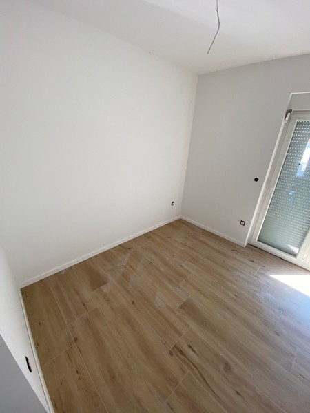 Extérieur de l'appartement moderne en étage supérieur à vendre à Pag, Croatie, par une journée ensoleillée