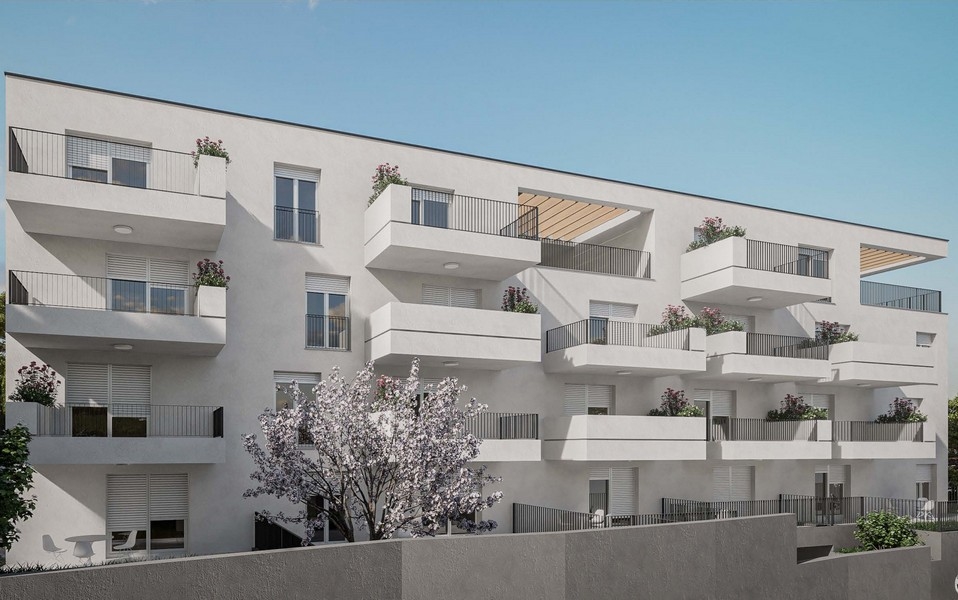 Appartements neufs modernes à vendre à Okrug Gornji, Ciovo, Croatie, avec balcons extérieurs et arbres en fleurs.