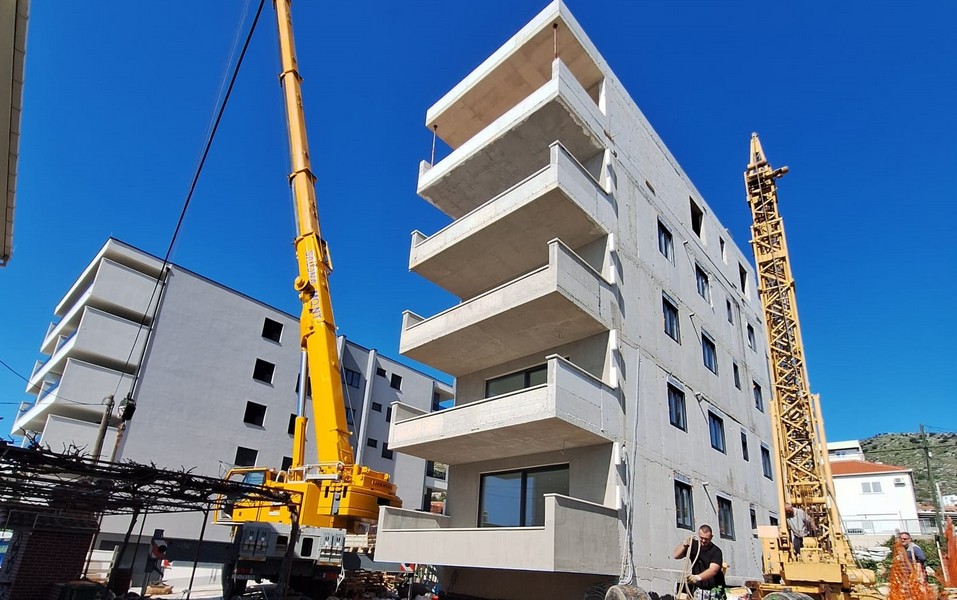 Construction d'un immeuble de rapport avec grue et gravats en Croatie, offre de Panorama Scouting