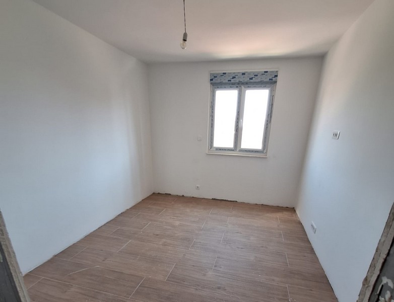 Pièce vide avec fenêtre et parquet