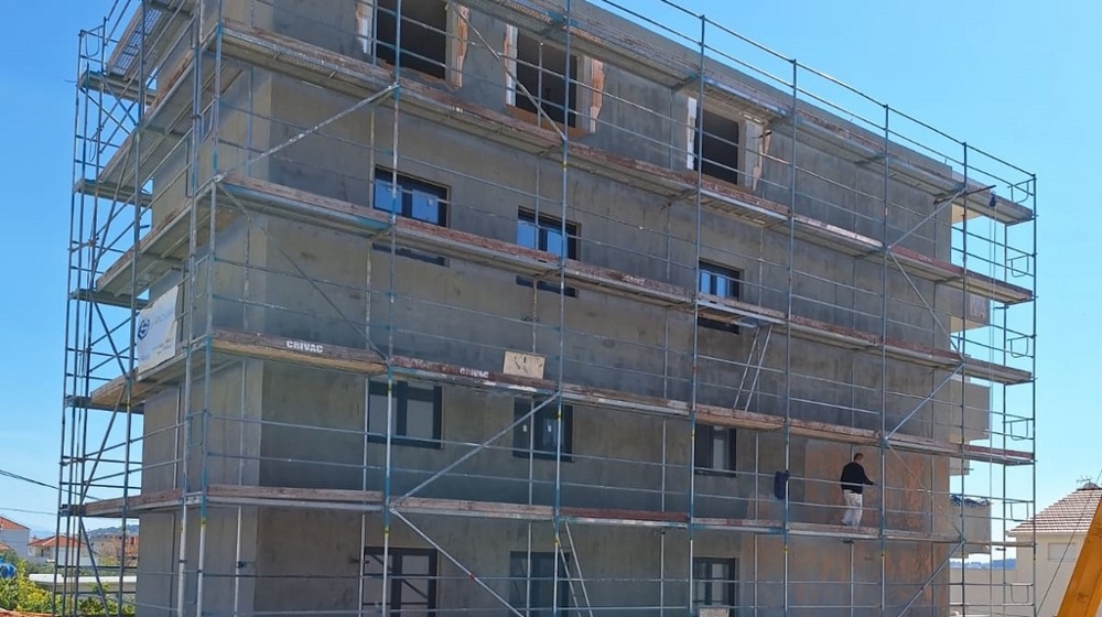 Immeuble d'appartements en construction avec échafaudage en Croatie