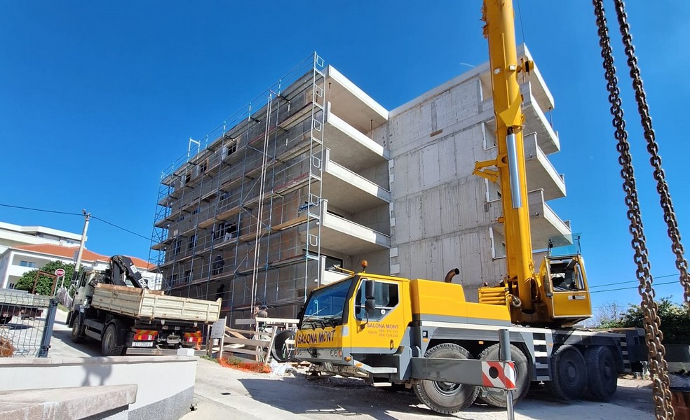 Immeuble d'appartements en gros œuvre avec grue sur le chantier en Croatie