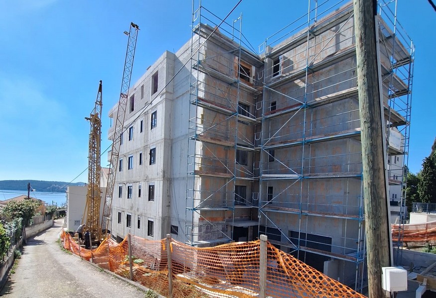 Immeuble d'appartements neuf avec échafaudage et grue en Croatie