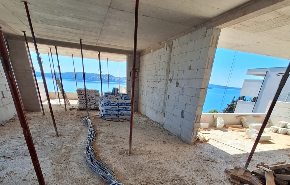 Intérieur en gros œuvre avec vue mer en Croatie