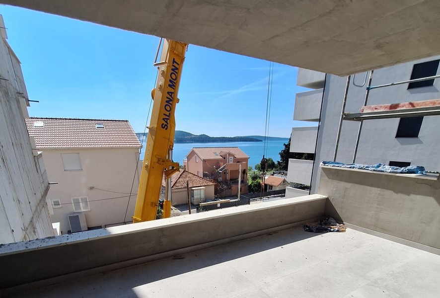 Vue du balcon sur la mer et les maisons voisines