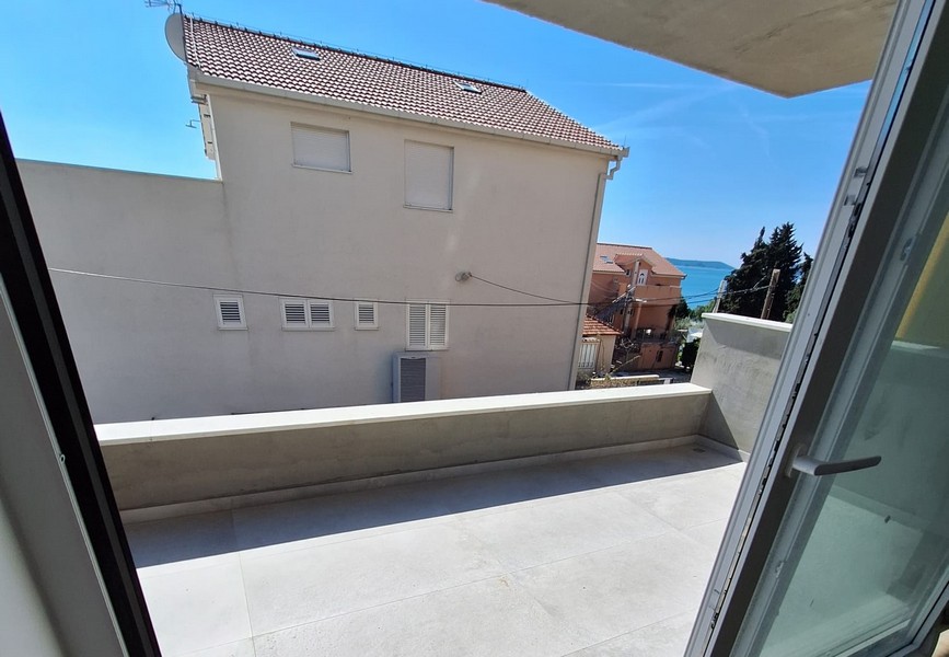 Terrasse avec garde-corps et vue sur les maisons voisines en Croatie