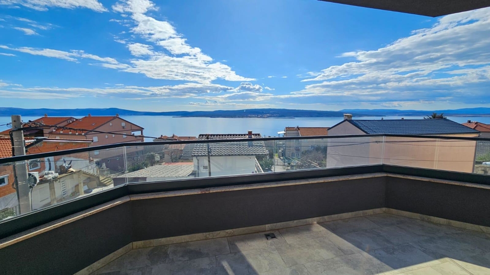 Vue du balcon d'un appartement à vendre à Crikvenica, golfe du Kvarner, Croatie, avec vue mer et ciel bleu